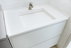 Stalviršiai vonios kambariui