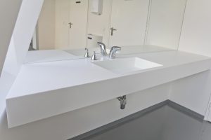 Stalviršiai vonios kambariui